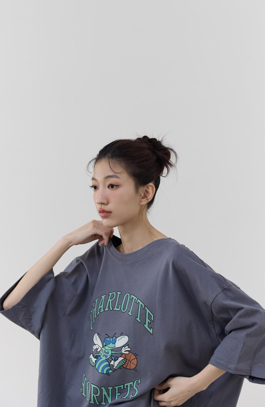 翻玩蜜蜂字母寬鬆上衣