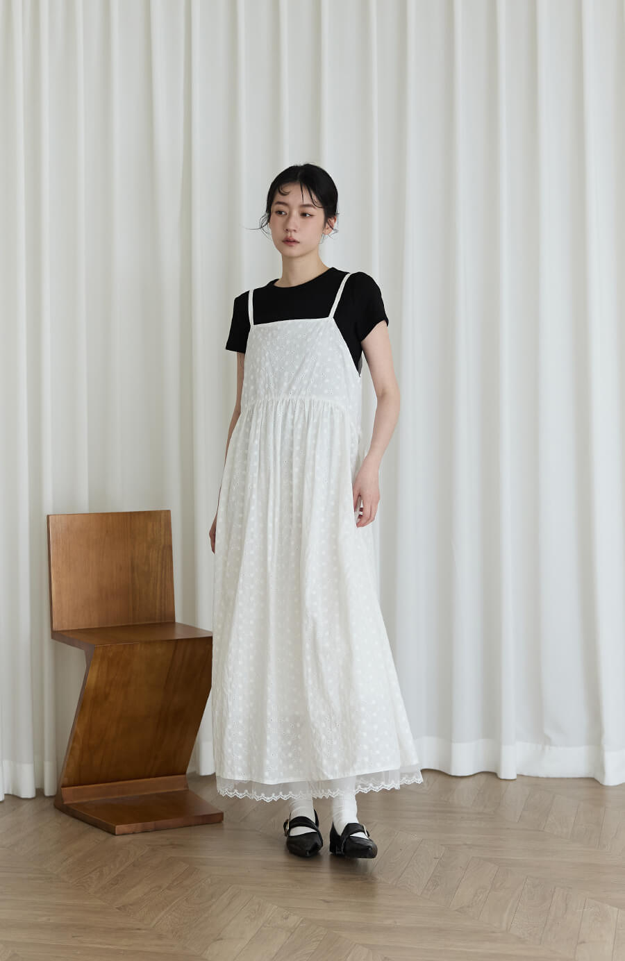 滿版刺繡小花細肩帶純白洋裝