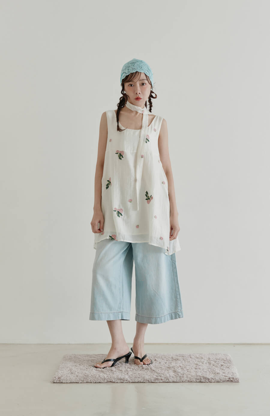 草莓刺繡無袖洋裝(附綁繩）