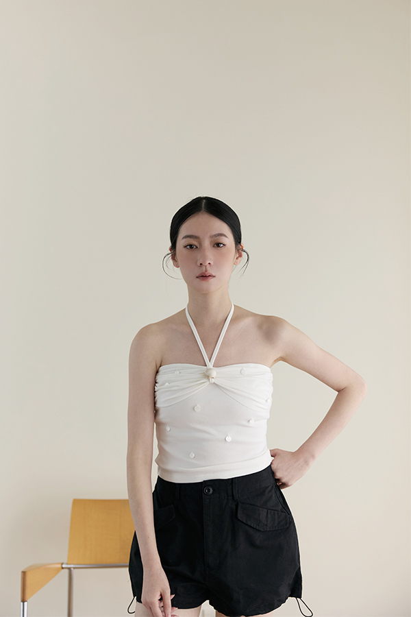 MOSDRESS 抓皺綁帶珍珠圓片平口上衣 側面穿搭