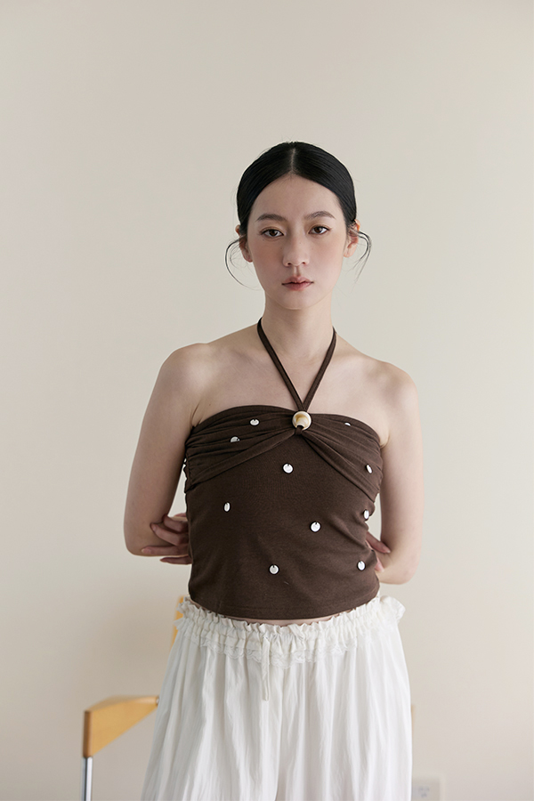 MOSDRESS 抓皺綁帶珍珠圓片平口上衣 日常穿搭