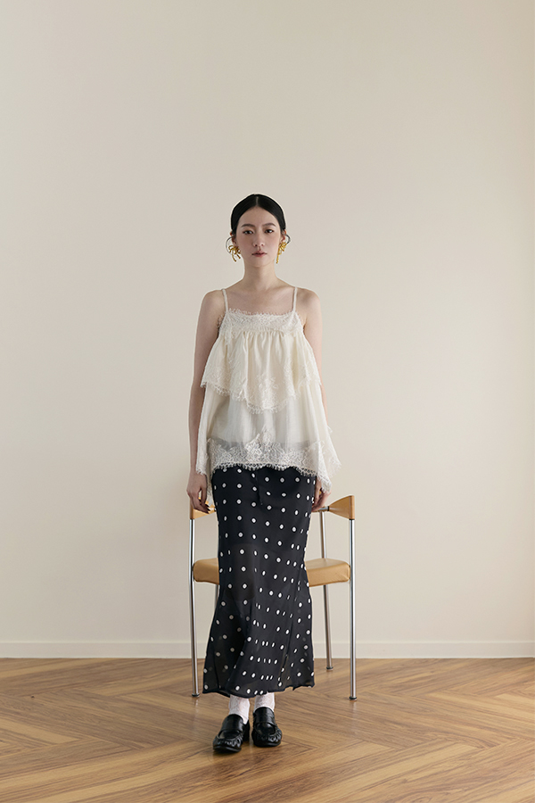 MOSDRESS 不規則蕾絲滾邊蛋糕細肩背心 正面穿搭