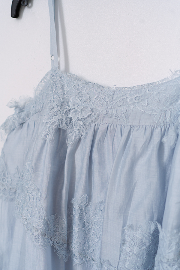 MOSDRESS 不規則蕾絲滾邊蛋糕細肩背心 商品實拍