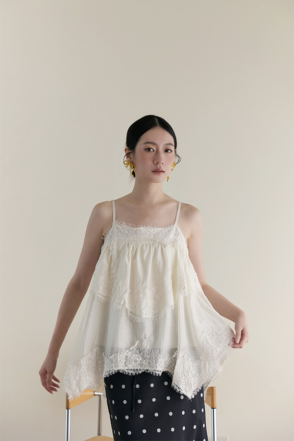 MOSDRESS 不規則蕾絲滾邊蛋糕細肩背心 側面穿搭