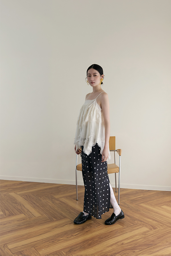 MOSDRESS 不規則蕾絲滾邊蛋糕細肩背心 背面穿搭