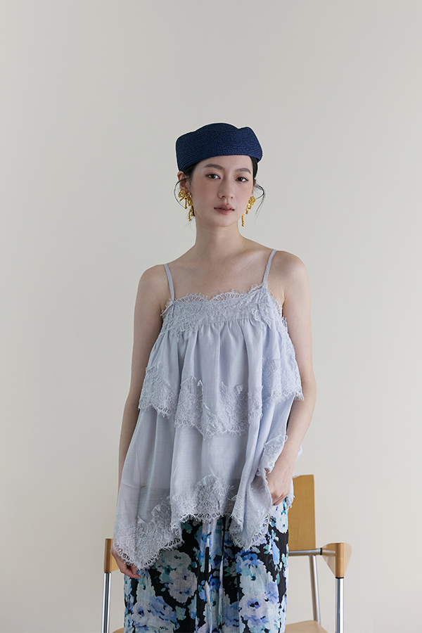 MOSDRESS 不規則蕾絲滾邊蛋糕細肩背心 蕾絲滾邊細節