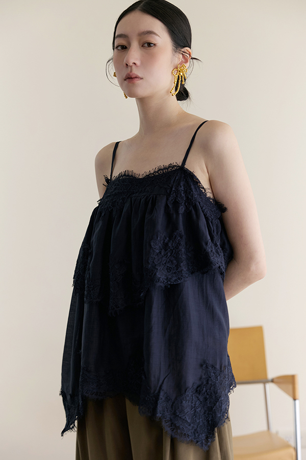 MOSDRESS 不規則蕾絲滾邊蛋糕細肩背心 日常穿搭