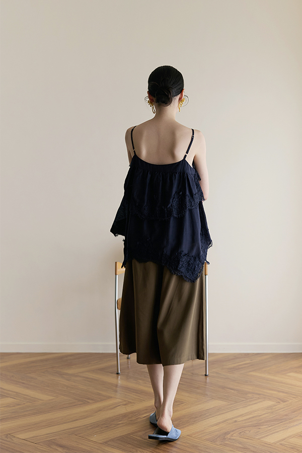 MOSDRESS 不規則蕾絲滾邊蛋糕細肩背心 夏日穿搭