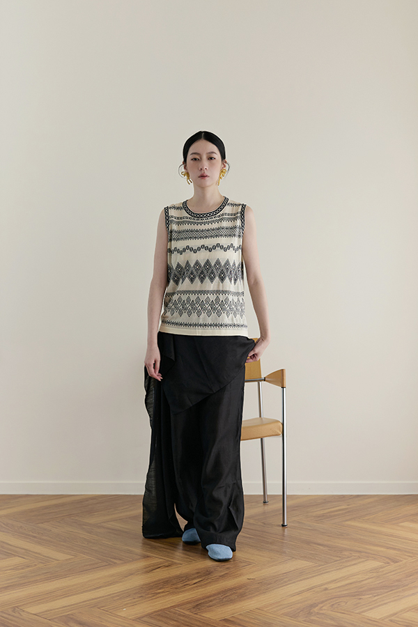 MOSDRESS 幾何圖騰針織背心 正面穿搭