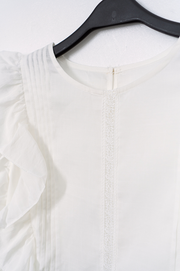 MOSDRESS 15%亞麻荷葉滾邊蕾絲壓褶上衣 商品實穿展示