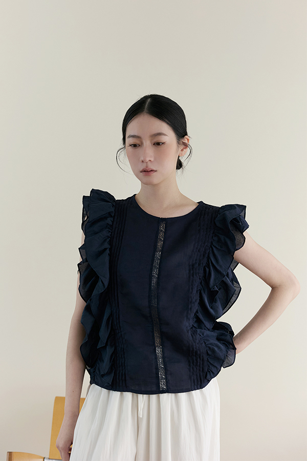 MOSDRESS 15%亞麻荷葉滾邊蕾絲壓褶上衣 日常休閒穿搭