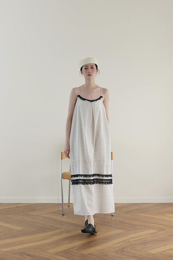 MOSDRESS 訂製細條紋蕾絲荷葉細肩洋裝 正面穿搭
