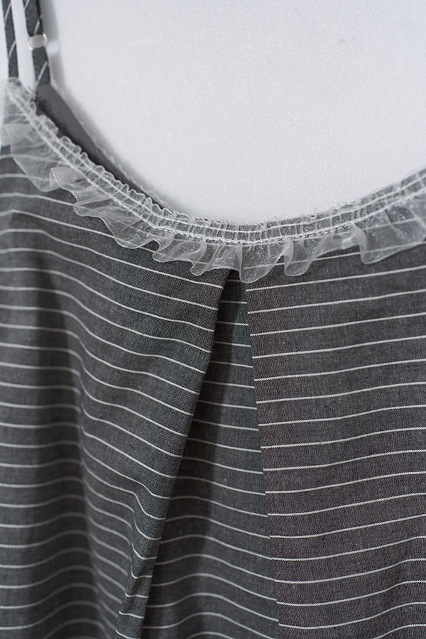 MOSDRESS 訂製細條紋蕾絲荷葉細肩洋裝 商品實穿展示