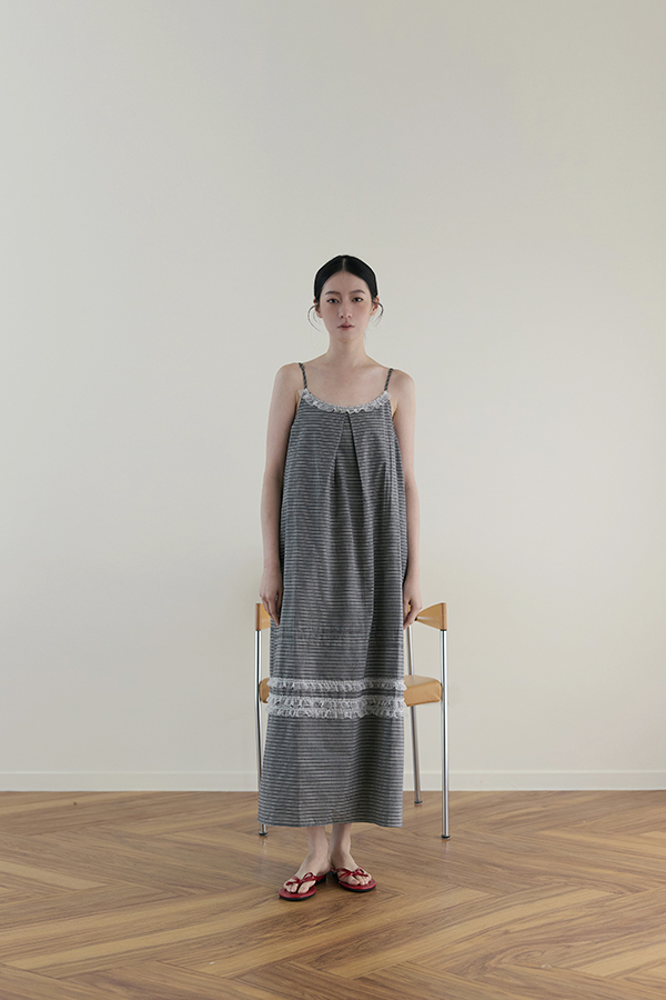MOSDRESS 訂製細條紋蕾絲荷葉細肩洋裝 蕾絲滾邊細節