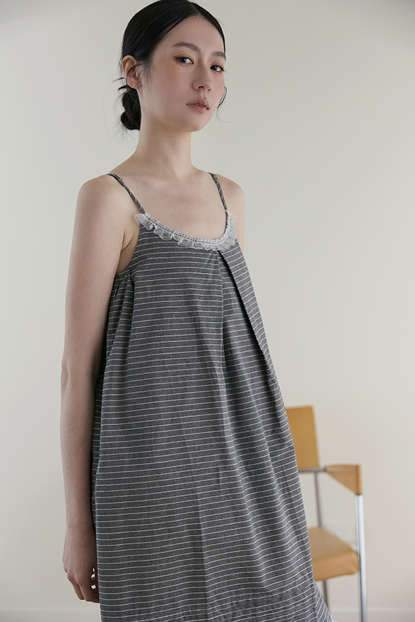 MOSDRESS 訂製細條紋蕾絲荷葉細肩洋裝 荷葉層次設計