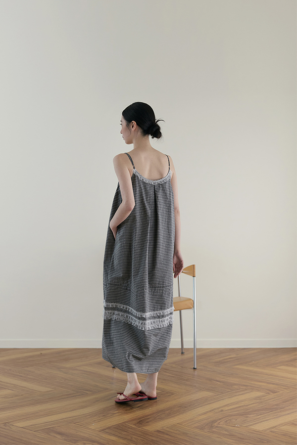 MOSDRESS 訂製細條紋蕾絲荷葉細肩洋裝 裙擺版型展示