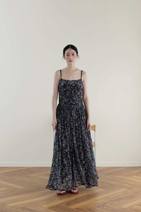 MOSDRESS 碎花雪紡細肩長洋裝 正面穿搭