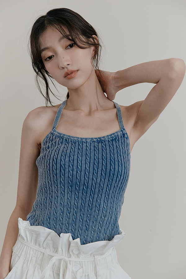 MOSDRESS 麻花針織美背細肩背心 藍色日常休閒造型