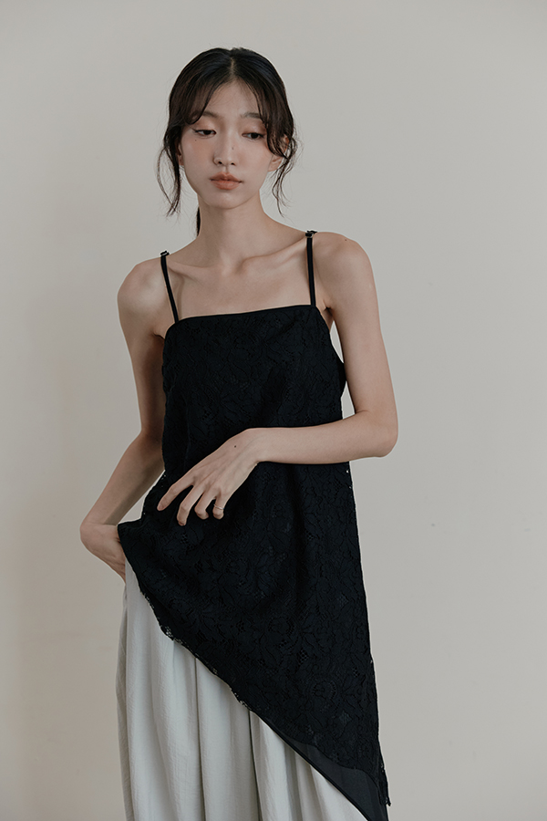 MOSDRESS 不規則蕾絲雪紡細肩背心 黑色日常休閒造型