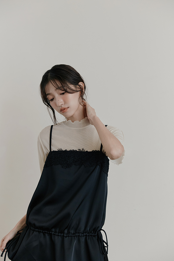 MOSDRESS 蕾絲緞面裙擺細肩背心 黑色緞面上衣約會造型