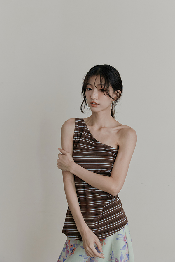 MOSDRESS 斜肩條紋抓皺背心 咖啡色條紋上衣休閒造型