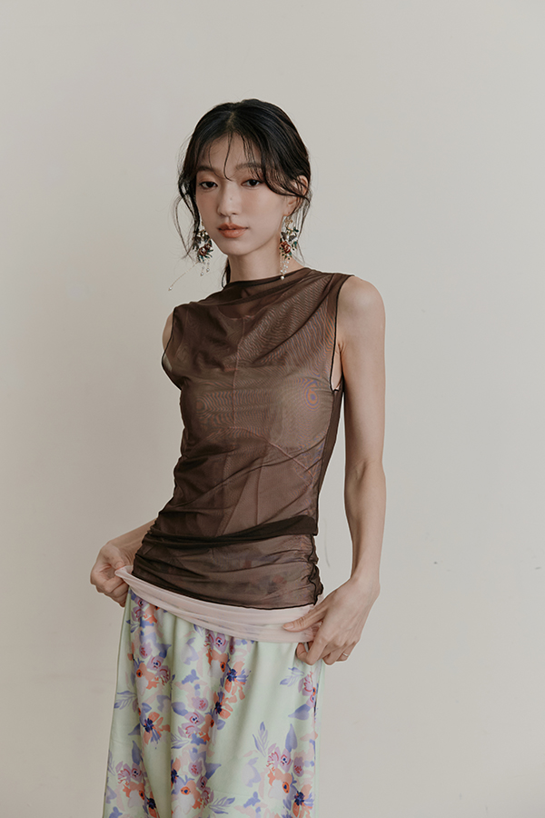 MOSDRESS 真兩件側抓皺透膚網紗背心 咖啡粉色網紗背心日常穿搭
