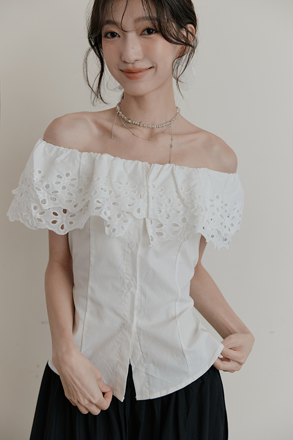 MOSDRESS 鏤空刺繡荷葉平口上衣 荷葉平口上衣度假穿搭