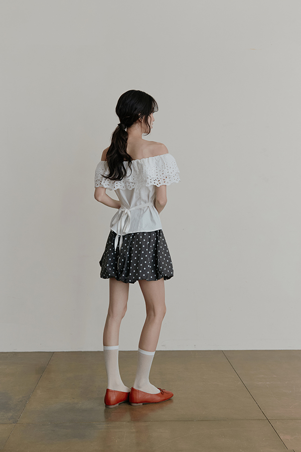 MOSDRESS 鏤空刺繡荷葉平口上衣 刺繡荷葉上衣女孩感穿搭