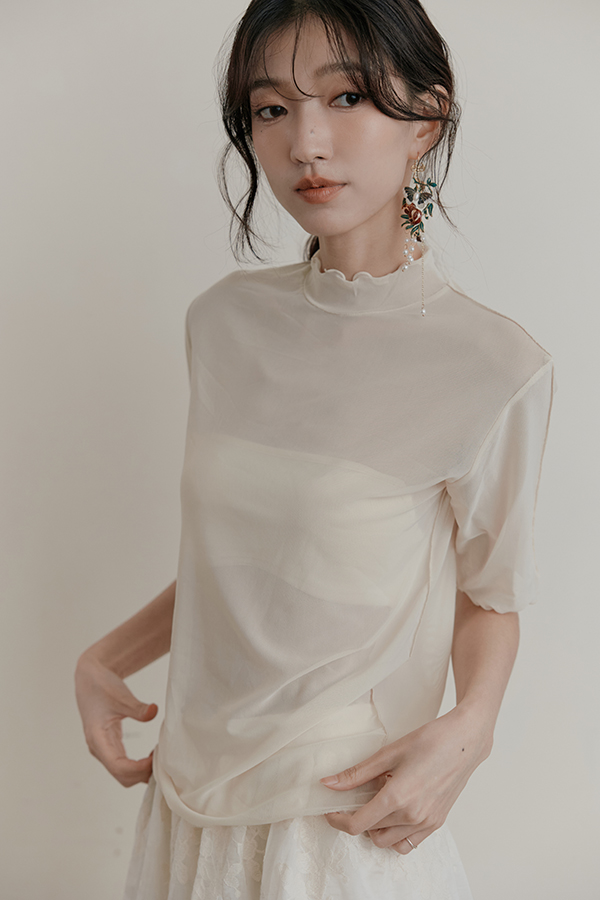 MOSDRESS 木耳邊透膚半高領上衣 木耳邊上衣女孩感穿搭