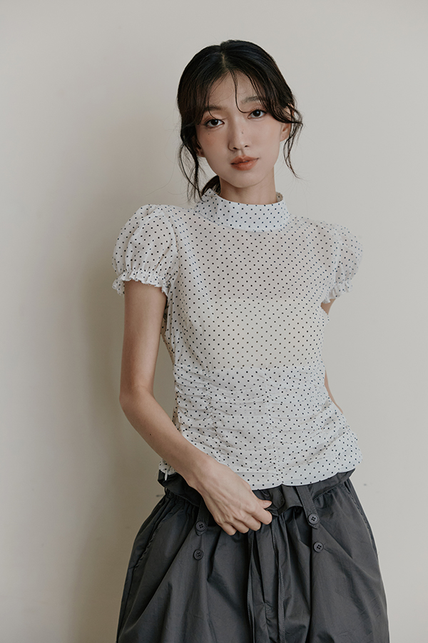 MOSDRESS 點點抓皺澎袖上衣 白色澎袖上衣約會穿搭