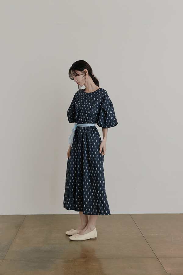 MOSDRESS 滿版碎花澎袖洋裝 黑色碎花長洋裝女孩造型