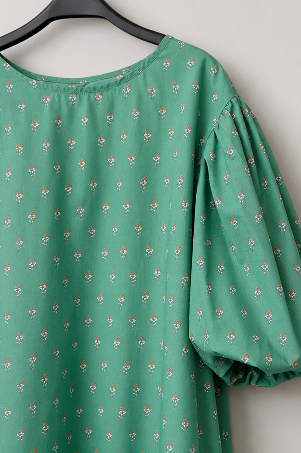 MOSDRESS 滿版碎花澎袖洋裝 澎袖洋裝版型商品平拍
