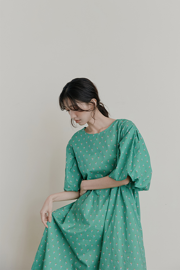 MOSDRESS 滿版碎花澎袖洋裝 綠色復古碎花洋裝穿搭