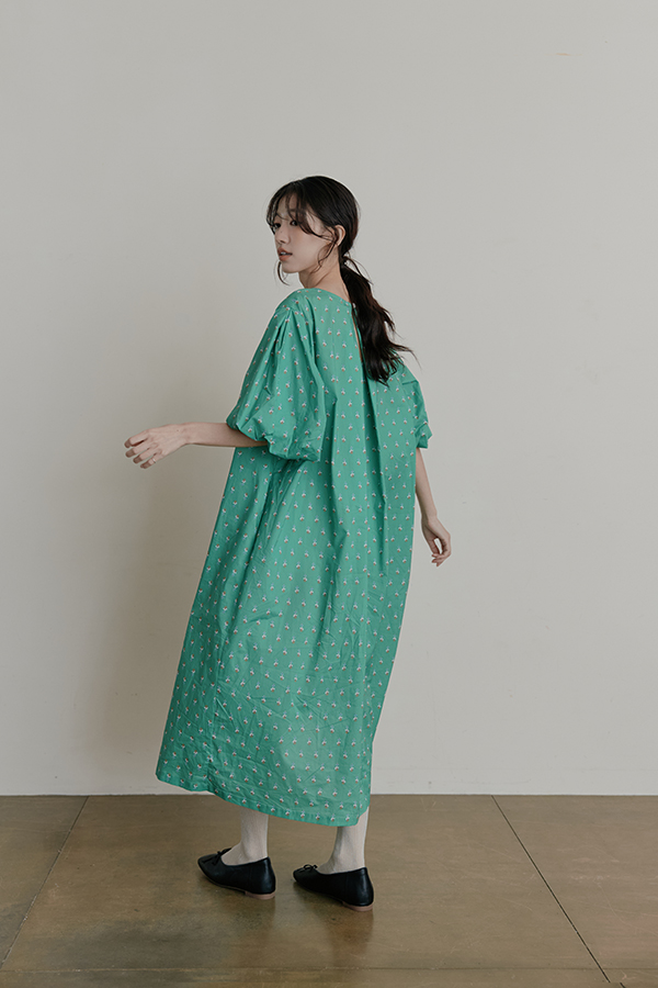 MOSDRESS 滿版碎花澎袖洋裝 綠色女孩感洋裝日常造型