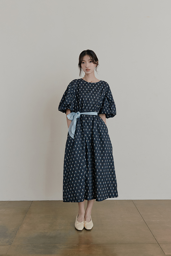 MOSDRESS 滿版碎花澎袖洋裝 黑色碎花洋裝約會穿搭