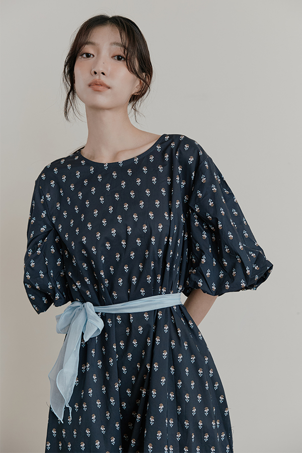MOSDRESS 滿版碎花澎袖洋裝 黑色澎袖洋裝復古穿搭