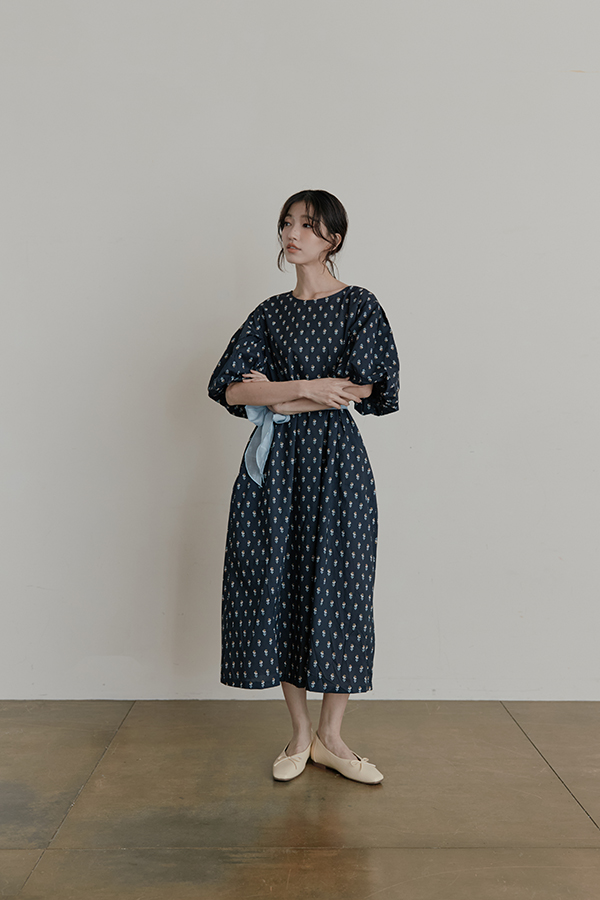 MOSDRESS 滿版碎花澎袖洋裝 黑色花朵長洋裝日系穿搭