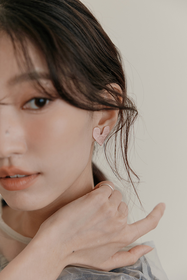 MOSDRESS 皺摺感愛心耳針 愛心耳針日常配件搭配