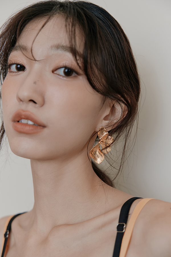 MOSDRESS 立體金屬花瓣耳針 金屬花瓣層次設計展示