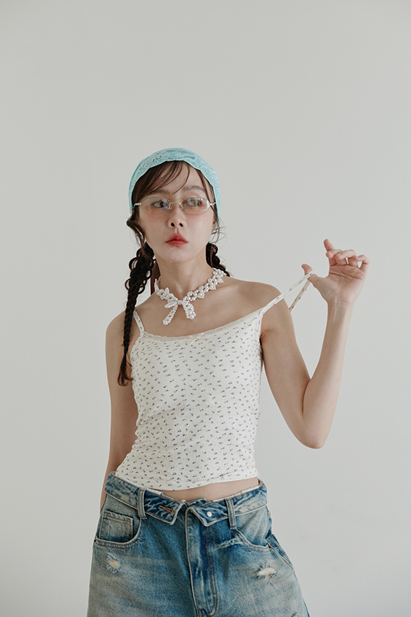 白碎花蕾絲細肩背心，坑條紋理穿搭近景
