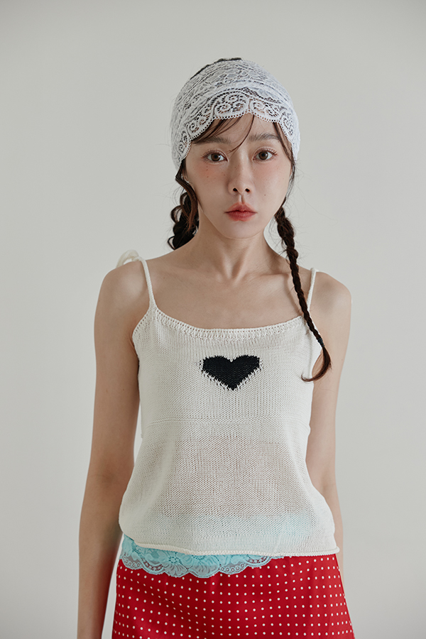 白愛心針織細肩背心，針織紋理款式展示
