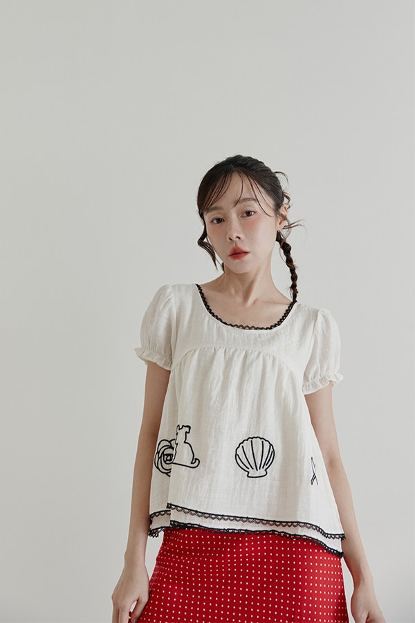 刺繡蕾絲滾邊上衣，刺繡圖騰實穿效果