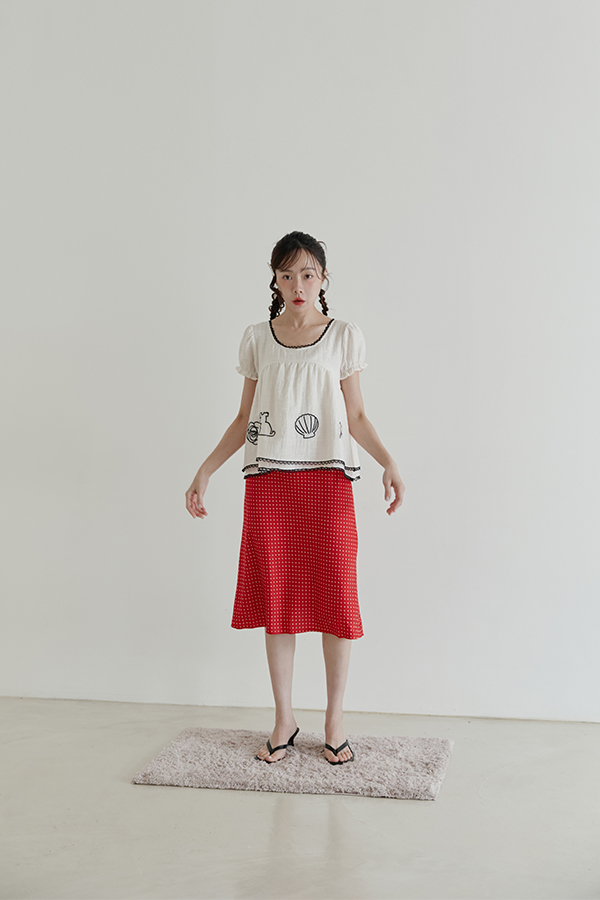 刺繡蕾絲滾邊上衣，蕾絲滾邊輪廓呈現