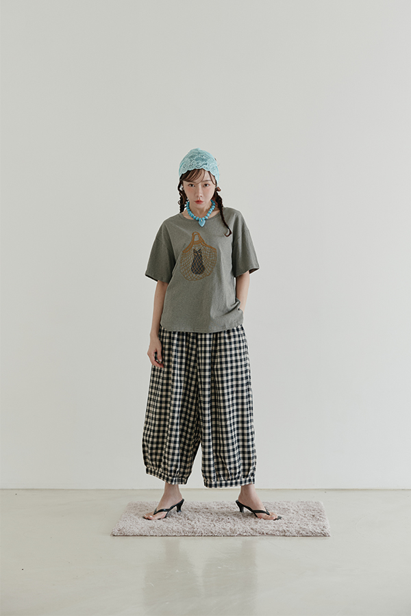 麻灰貓咪刺繡寬鬆上衣，圓領剪裁搭配示範