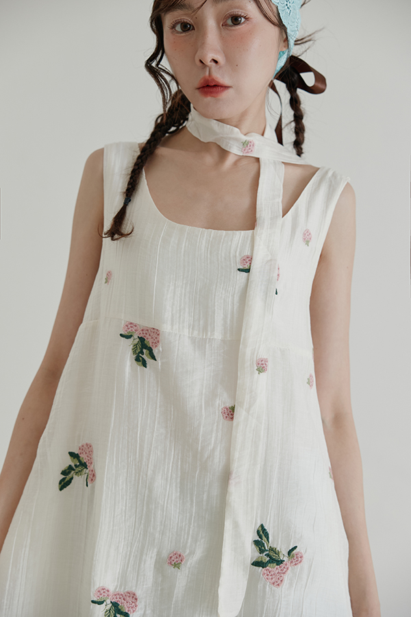 花朵刺繡無袖洋裝，長版輪廓款式展示