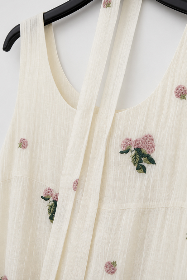 花朵刺繡無袖洋裝，無袖剪裁局部近拍