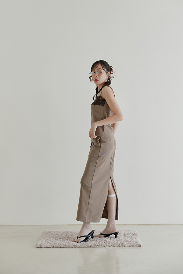 MOSDRESS 蕾絲細肩上衣+長裙套裝 2色，卡其蕾絲滾邊模特實穿