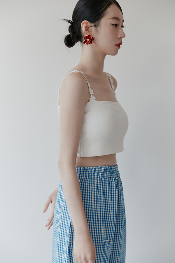 MOSDRESS 小花肩帶平口 Bra Top 側身穿著輪廓