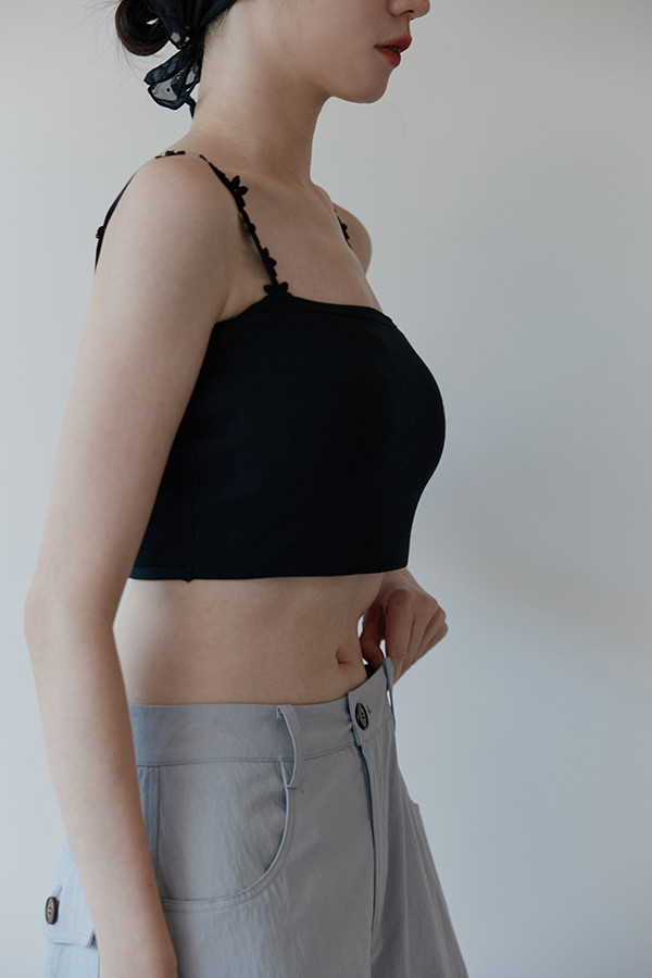 MOSDRESS 小花肩帶平口 Bra Top 穿著細節展示