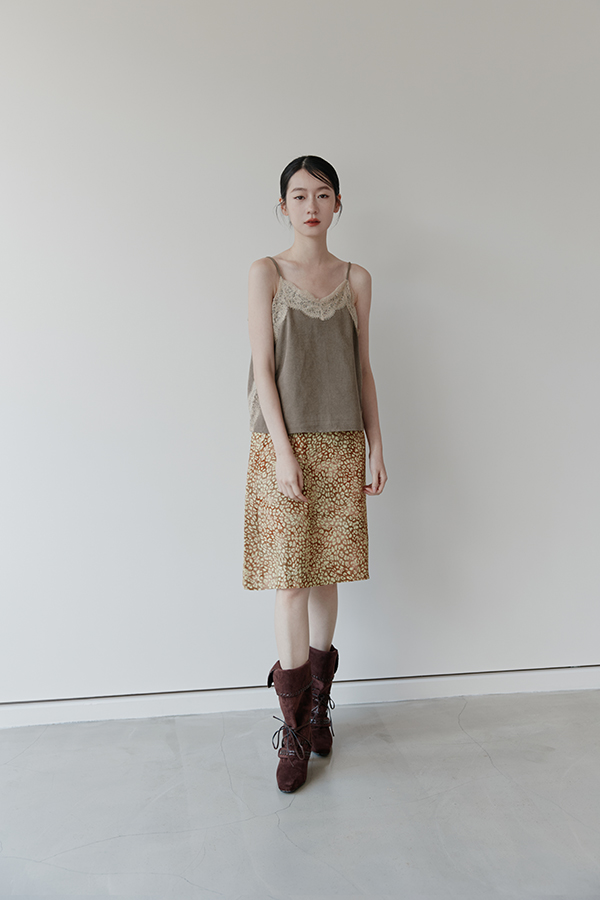 MOSDRESS 蕾絲滾邊細肩背心 側身穿著輪廓